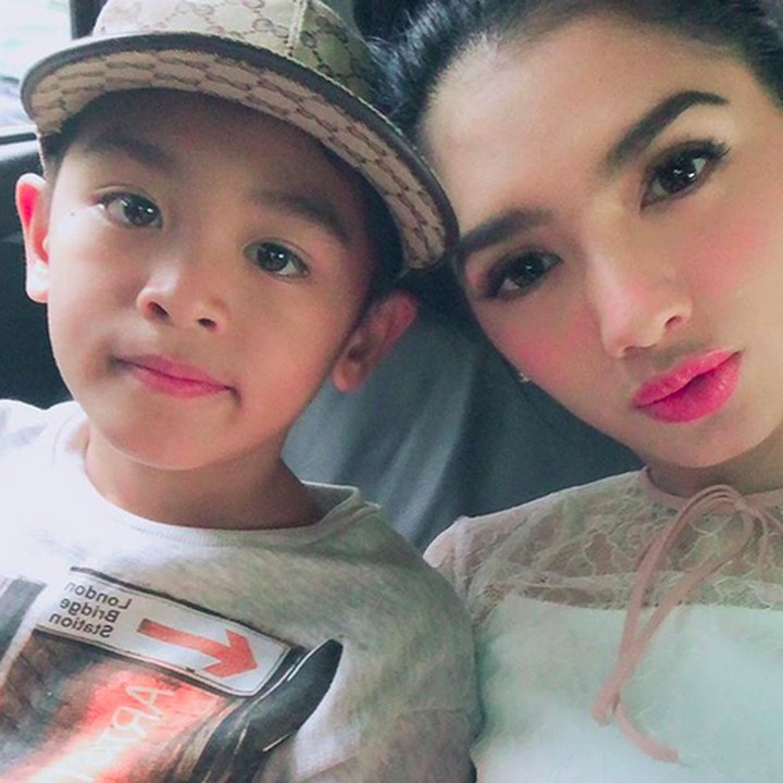 <p> Kalau ini bersama si bungsu, Junio McKenzie Rumangkang yang umurnya 8 tahun. (Foto: Instagram/ @realangelkaramoy)</p>