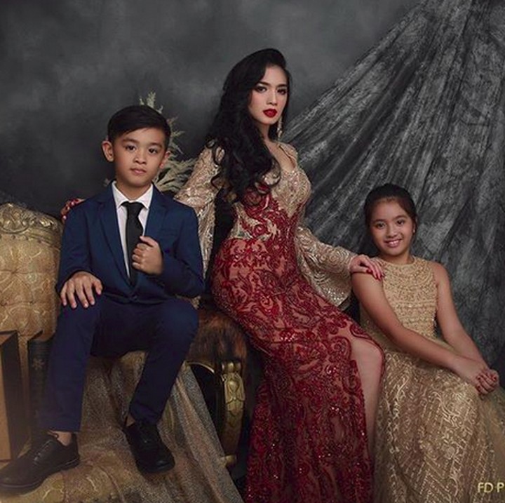 <p>Lovely dan Junio lebih mirip Bunda Angel atau Ayah Steven ya? (Foto: Instagram/ @realangelkaramoy)   </p>