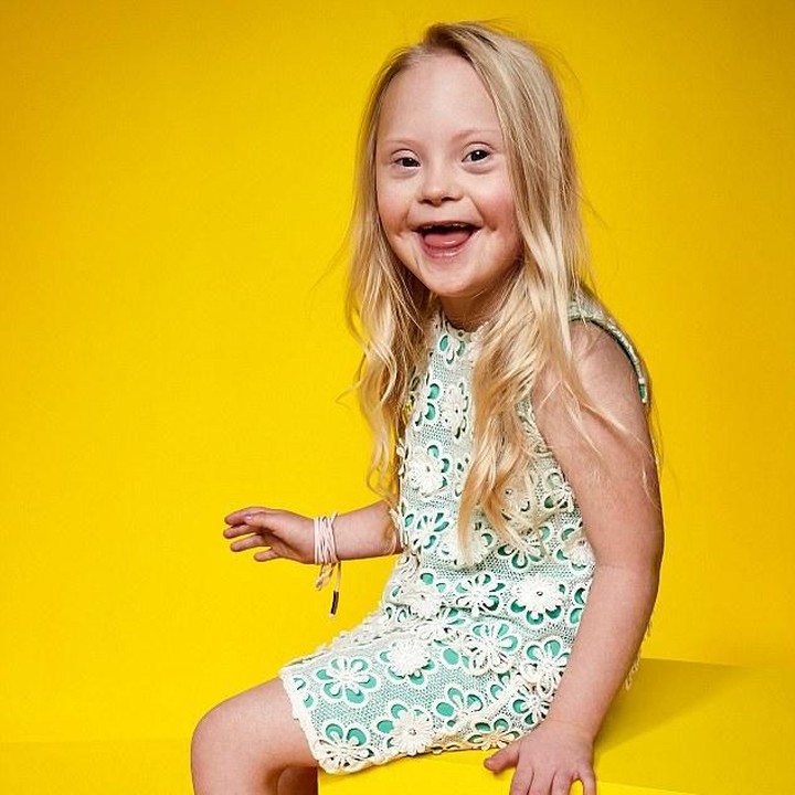 <p>Perkenalkan ini Cora Bishop, bocah penyandang Down Syndrome berumur 6 tahun. Ini pertama kalinya Cora jadi model. Kata ibunya, Cora anak yang girly banget lho. Cora adalah satu dari 6 anak difabel yang dijadikan model oleh brand busana asal Inggris, River Island. (Foto: River Island)</p>