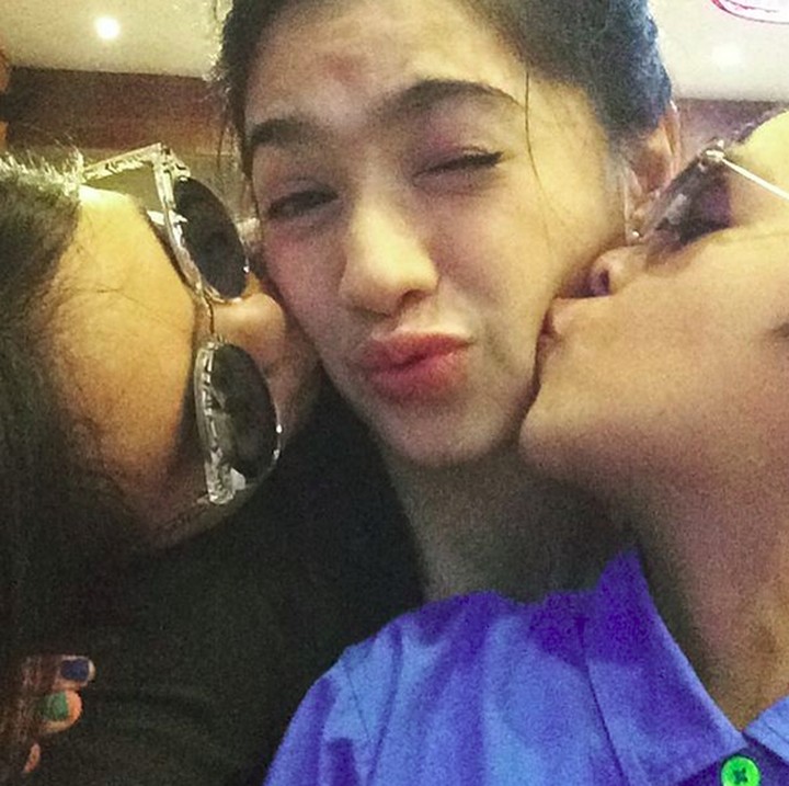 <p>Muah! Kecup sayang dari Junio dan Lovely buat Bunda Angel. (Foto: Instagram/ @realangelkaramoy)</p>