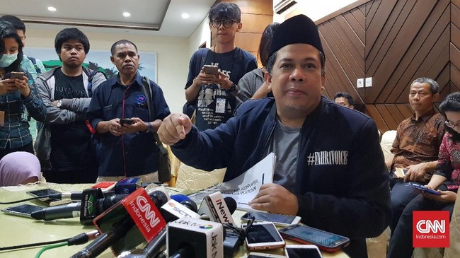 Polisi akan memanggil ahli bahasa dan pidana terkait laporan Fahri Hamzah terhadap Presiden PKS Sohibul Iman tentang pencemaran nama baik.