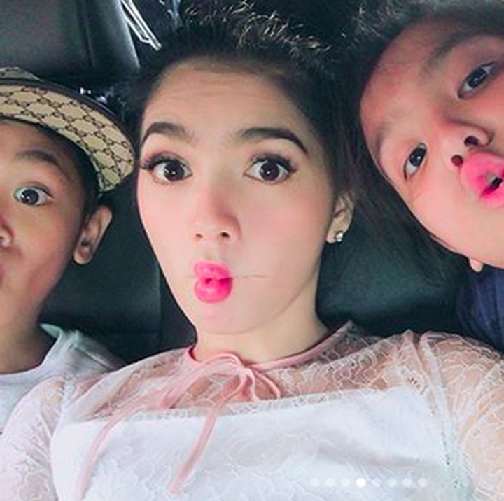 <p>Pasang ekspresi kayak gini, ibu dan anak ini tetap aja kece. Ya nggak, Bun? (Foto: Instagram/ @realangelkaramoy)</p>