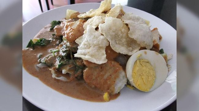 Gado-gado. Sakurai Midori via wikimedia commons (CC-BY-3.0)