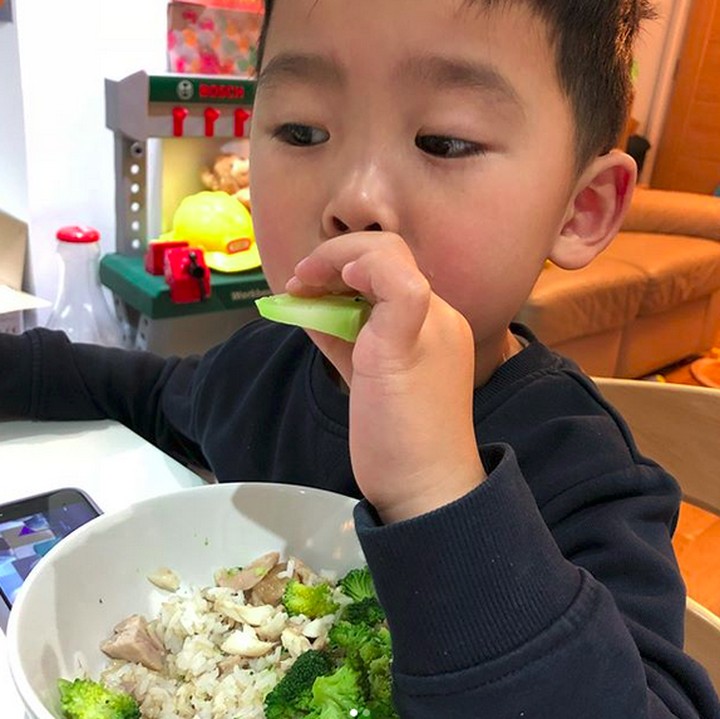 <p>Nggak apa kok pelan-pelan, Nak. Yang penting kamu makan sayur ya. (Foto: Instagram/ @2maxihealth)  </p>