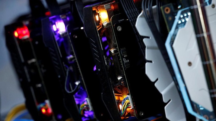 High-end graphic cards are installed in a cryptocurrency mining computer at a computer mall in Hong Kong, China January 29, 2018. Picture taken January 29, 2018.  REUTERS/Bobby Yip