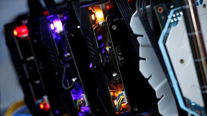 High-end graphic cards are installed in a cryptocurrency mining computer at a computer mall in Hong Kong, China January 29, 2018. Picture taken January 29, 2018. REUTERS/Bobby Yip