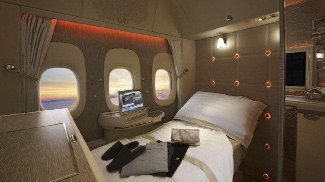 10 Maskapai dengan 'First Class' Terbaik di Dunia Sepanjang tahun lalu, Skytrax menilai ratusan maskapai penerbangan yang memiliki layanan first class (kelas utama). Sudah pernah mencoba salah satunya?