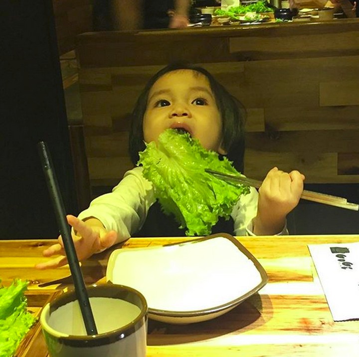 <p>Wah, Nak, sayurnya gede banget. Muat masuk mulut kamu nggak ya? Hi-hi-hi. (Foto: Instagram/ @krisz.nguyen)  </p>