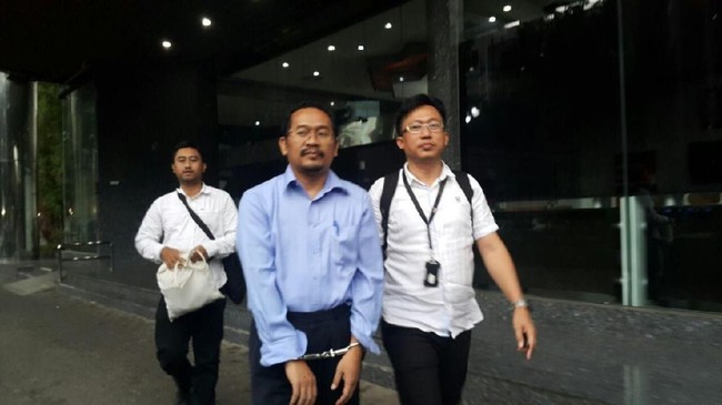 Mantan petinggi Pertamina yang buron lantaran melepas aset negara, akhirnya menyerahkan diri ke Bareskrim Polri.