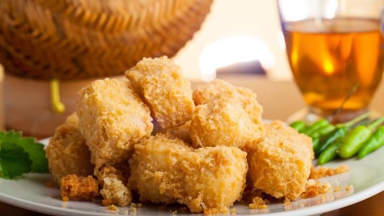 Menggoreng tahu butuh sedikit kesabaran apalagi kalau tahunya sudah menempel di wajan. Untuk itu, simak tips menggoreng tahu agar tidak lengket dan hancur.