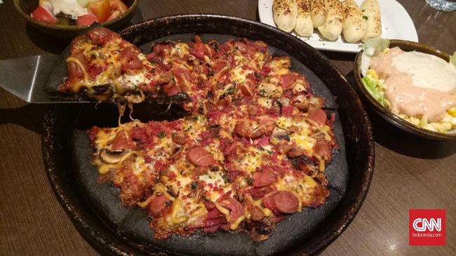 Setelah penikmat kuliner disuguhi es krim hitam, mi hitam dan burger hitam, kini inovasi yang tak kalah unik hadir dengan piza hitam atau 'black pizza'.