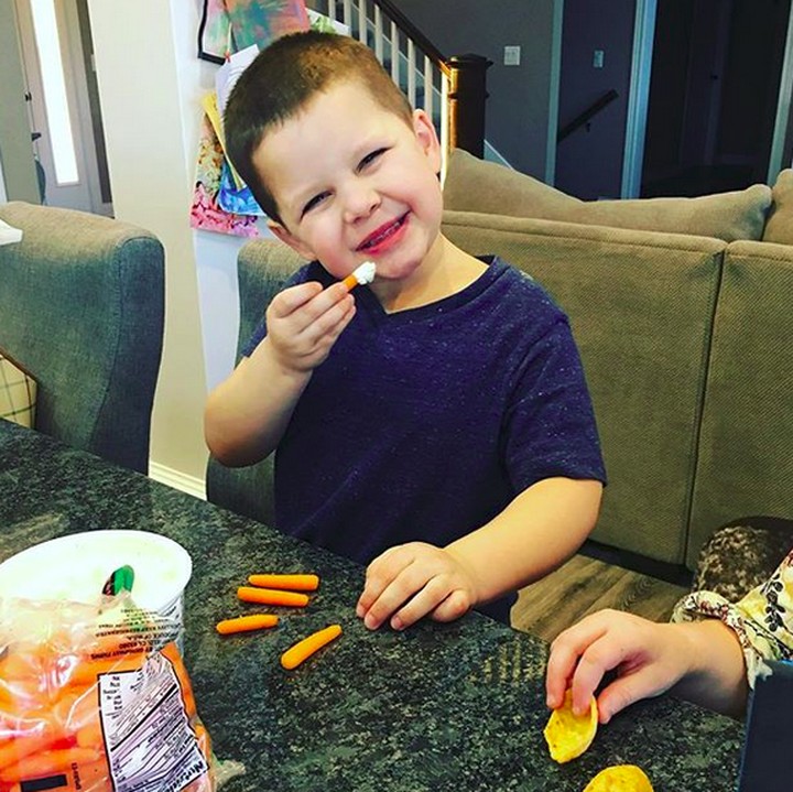 <p>Lagi makan baby carrot, anak yang satu ini senang banget! (Foto: Instagram/ @mgbebb18)  </p>