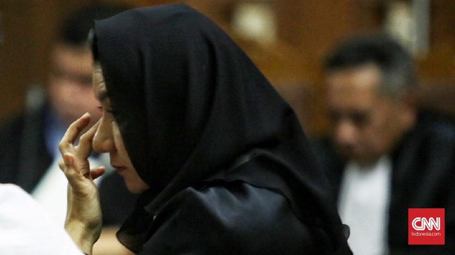 Sambil terisak, Bupati nonaktif Kutai Kertanegara Rita Widyasari membantah menerima fee ratusan miliar dalam sejumlah proyek.