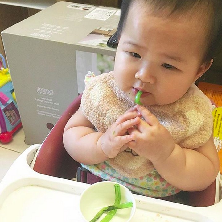 <p>Kalem banget ya anak yang satu ini kalau makan sayur. He-he-he. (Foto: Instagram/ @cnitegal)  </p>