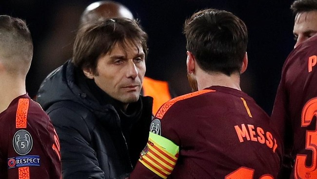 Antonio Conte mengakui Chelsea harus tampil bertahan hadapi Barcelona. Ia menganggap gila jika timnya bermain terbuka lawan Blaugrana.