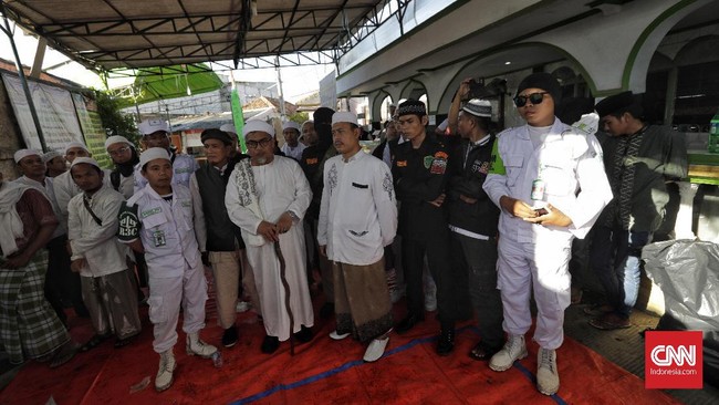 FPI mendesak kepolisian untuk makin giat memburu pelaku penebar fitnah dan hoaks khususnya di media sosial. FPI pun siap membantu polisi terkait hal tersebut.