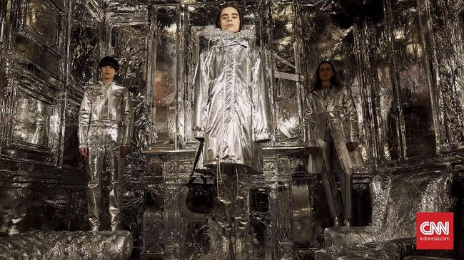 Label busana Maison Margiela membuat perak menjadi warna paling dominan di koleksi terbarunya yang diperagakan di pekan mode London Fashion Week 2018.