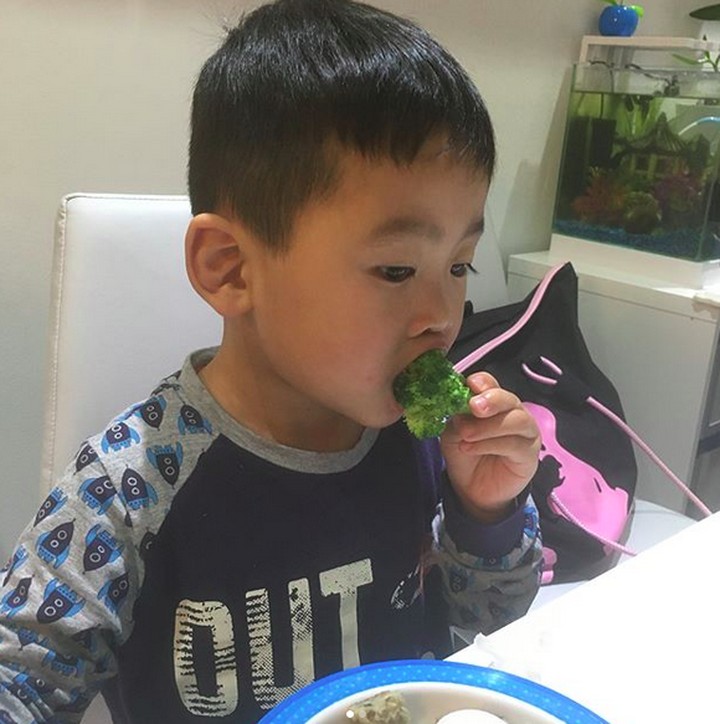  Lucu Banget Ekspresi Anak anak Saat Makan Sayur
