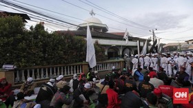 Massa Subuh Berjamaah Yakin Rizieq Shihab Pulang Hari Ini