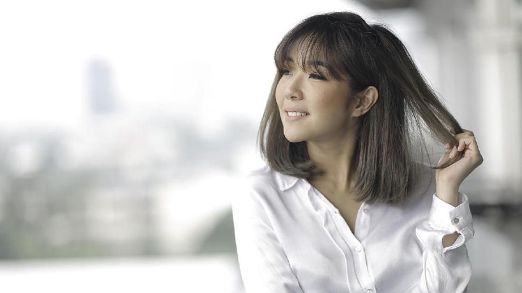 Gisella Anastasia mengikuti tantangan until tomorrow di Instagram. Mantan suaminya, Gading Marten malah tertawa melihat foto Gisel itu.