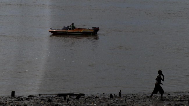 Camat Tulung Selapan, Ogan Komering Ilir mengatakan anak-anak di desanya bahkan terbiasa berenang sejauh 120 meter menyeberangi sungai.