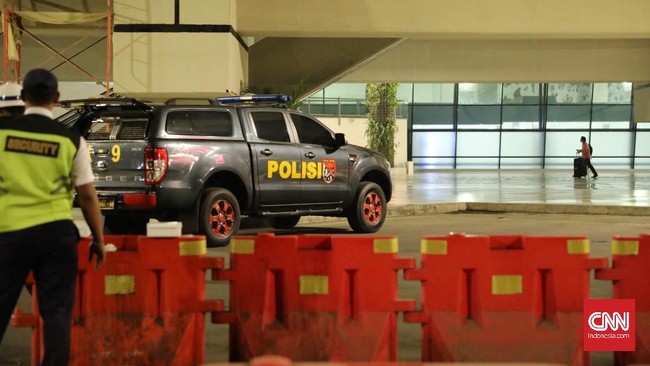 Seorang anggota polisi dari Pam Obvit Polda Metro Jaya meninggal setelah pingsan saat apel persiapan antisipasi keamanan saat kedatangan Rizieq Shihab.