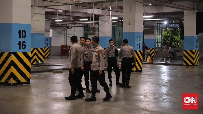 Oknum polisi anggota Polres Metro Jakarta Utara dihukum berdiri saat apel karena bolos kerja. Dia menjadi sopir taksi online demi membayar cicilan mobil.