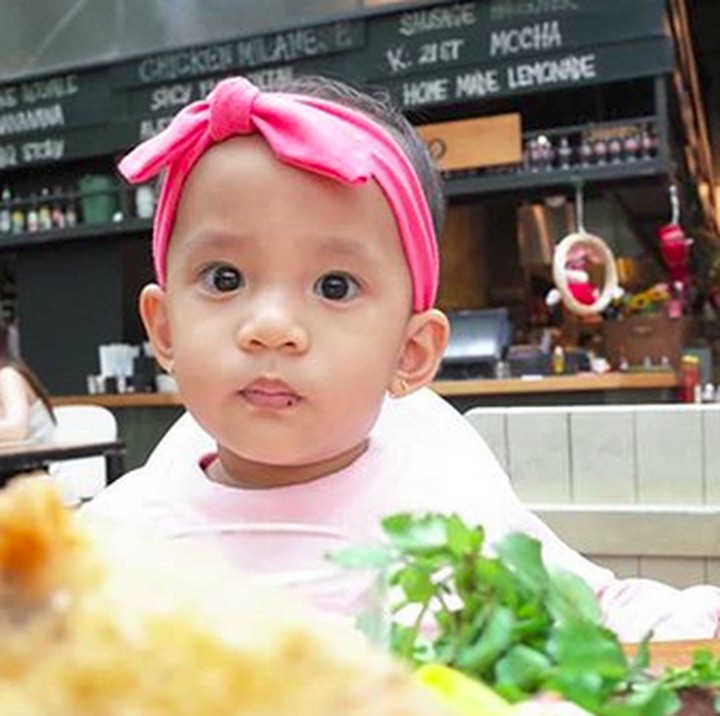 <p>Kiara lebih mirip Ayah Iwa atau Bunda Wikan ya? (Foto: Instagram/ @iwaktherockfish)</p>