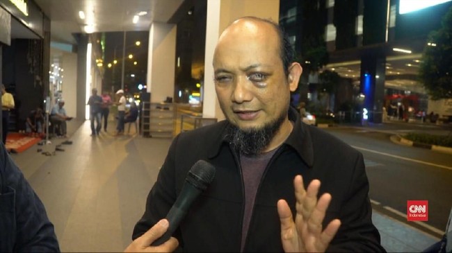 Novel Baswedan Pulang hari ini setelah sekitar 10 bulan dirawat di Singapura. Berbulan-bulan, kasus jalan di tempat. Polisi belum menetapkan satupun tersangka.
