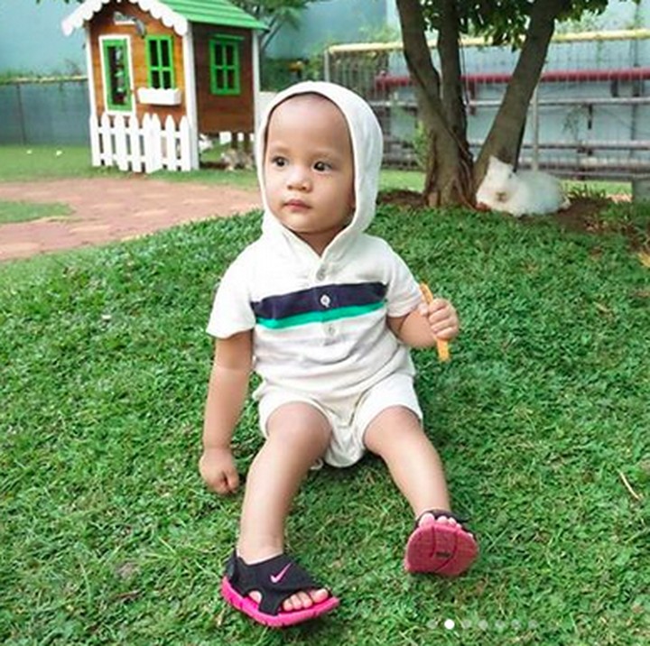 <p>Aksi Janna waktu difoto bareng kelinci nih, Bun. (Foto: Instagram/ @iwaktherockfish)</p>