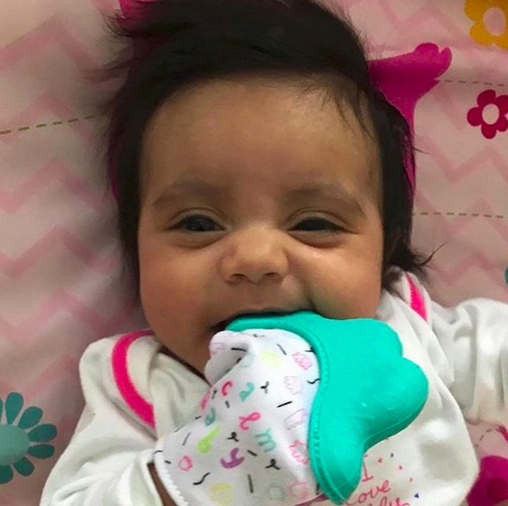 <p>Untung aja si kecil udah dipakaikan sarung tangan khusus yang bisa jadi teether.  (Foto: Instagram/ @becalm_baby)  </p>