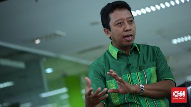 Ketua Majelis Pertimbangan PPP Romahurmuziy tak terkejut dengan manuver PAN dan Golkar mendukung Prabowo. Dia prediksi, Pilpres hadirkan tiga calon.