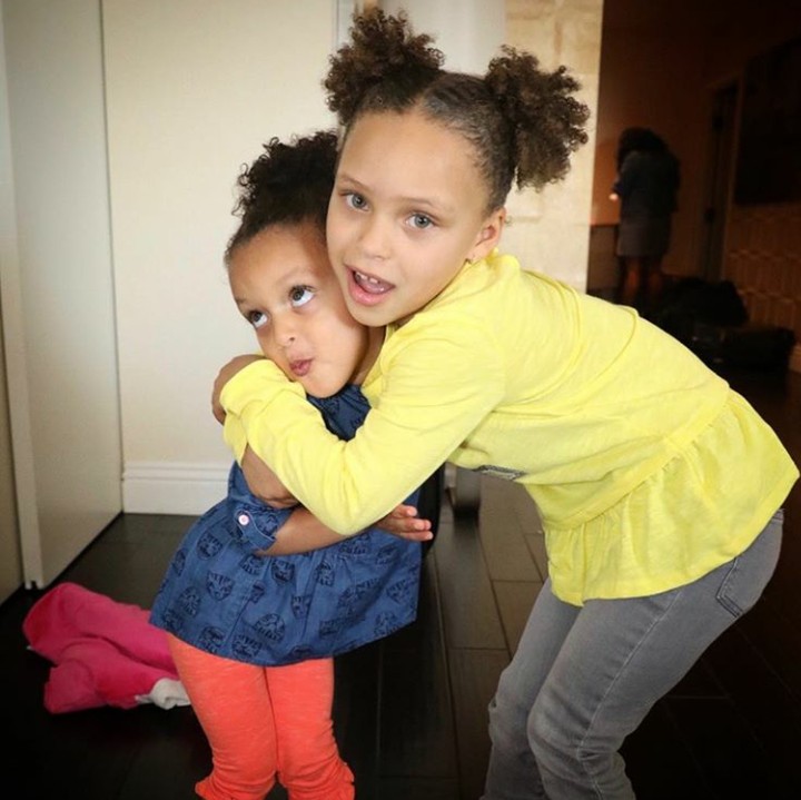 Kalau kata ibunya, sisterly love! (Foto: Instagram @ayeshacurry)