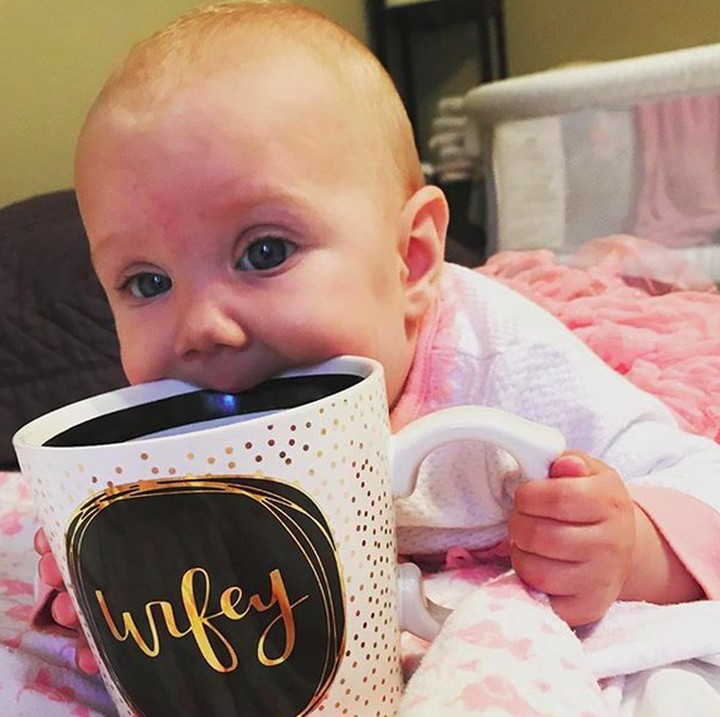 <p>Hmm, saking gatalnya cangkir pun dijadikan teether sama si kecil yang satu ini. (Foto: Instagram/ @chel_yeah16)</p>