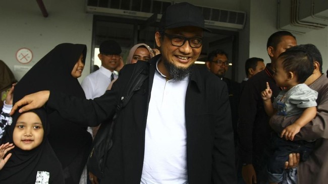 Setelah operasi tahap kedua kini mata kiri yang rusak akibat teror air keras, penyidik KPK Novel Baswedan sudah bisa melihat meski masih terbatas.