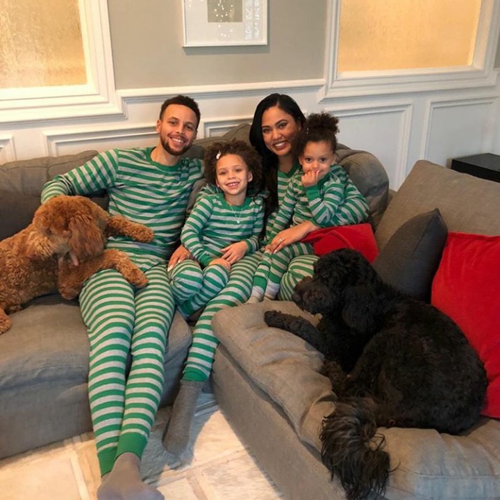 Foto Natal tahun lalu, kompak ya bajunya. (Foto: Instagram @stephencurry30)