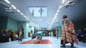 FOTO: 'Drama' Boyong Kepala di Show Gucci Milan Fashion Week