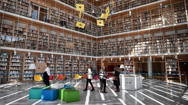 FOTO: Aksi Perpustakaan Yunani Pindah ke 'Abad 21'