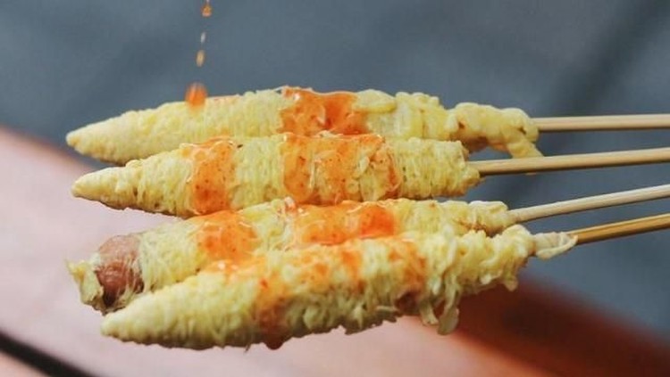 Jajanan legendaris ini masih eksis lho sampai sekarang. Lihat tips menggoreng telur gulung anti gagal yang bisa Bunda coba berikut ini ya.