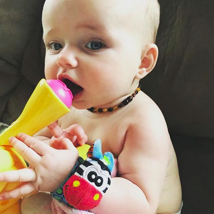 <p>Karena gusi gatal banget, jadilah mainan ini pelampiasan si kecil. He-he-he. (Foto: Instagram/ @mommaray1109)</p>