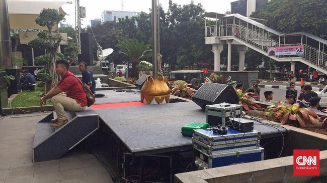 Kantor KPK di kawasan Jakarta Selatan bersiap menyambut kedatangan Novel Baswedan. Sebuah panggung tampak didirikan di pelataran parkir jelang kedatangan Novel.