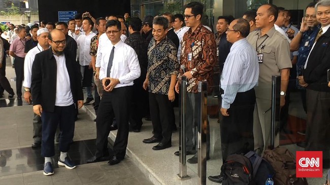 Setibanya di markas pemberantasan korupsi, Novel Baswedan disambut sebagai pahlawan oleh para pegawai, aktivis, hingga mantan pimpinan KPK yang menunggunya.