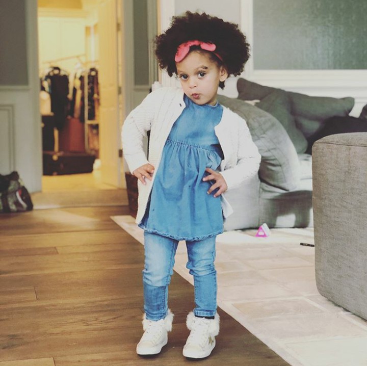 Duh, Ryan kecil-kecil sudah pintar berpose. (Foto: Instagram @ayeshacurry)