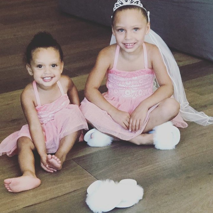 Sama-sama cantik mengenakan rok tutu. (Foto: Instagram @ayeshacurry)