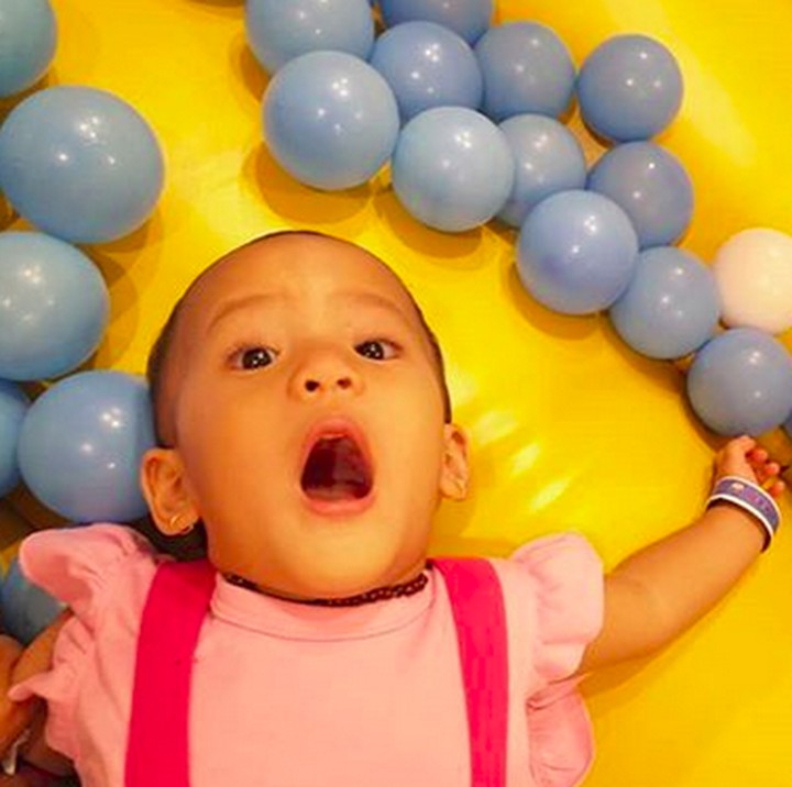 <p>Lagi main di kolam bola, Kiara pasang ekspresi apa ya ini? Hi-hi-hi. (Foto: Instagram/ @iwaktherockfish)  </p>