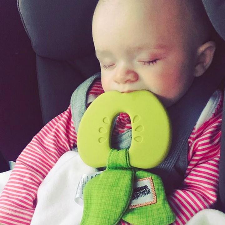 <p>Sampai tidur pun teether-nya masih nempel. Gatel banget ya, Nak, gusinya? (Foto: Instagram/ @queen_debs)</p>