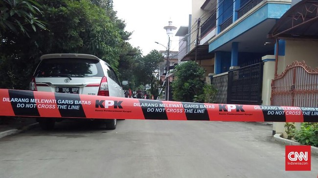 Berdasarkan pantauan CNNIndonesia.com di tempat kediaman Novel, sejumlah aparat keamanan baik dari polisi maupun KPK berjaga di sekitarnya.