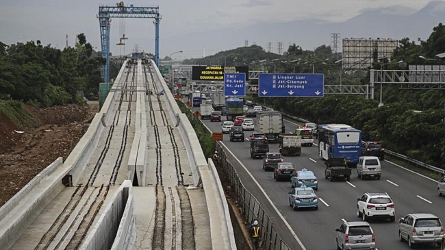 Presiden Joko Widodo disebut tak bakal mengurangi anggaran pembangunan infrastruktur meski RAPN 2019 bakal lebih difokuskan kepada pengembangan SDM.