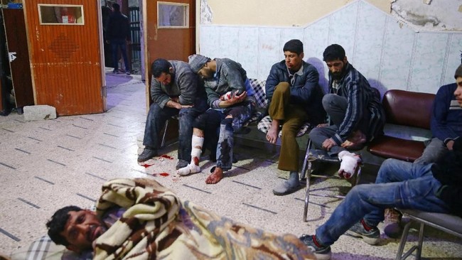 Para dokter kewalahan untuk mengobati para korban serangan di Ghouta Timur, Suriah hingga terpaksa menggunakan obat-obatan kadaluarsa.