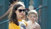Potret Menggemaskan Putra Semata Wayang Anne Hathaway
